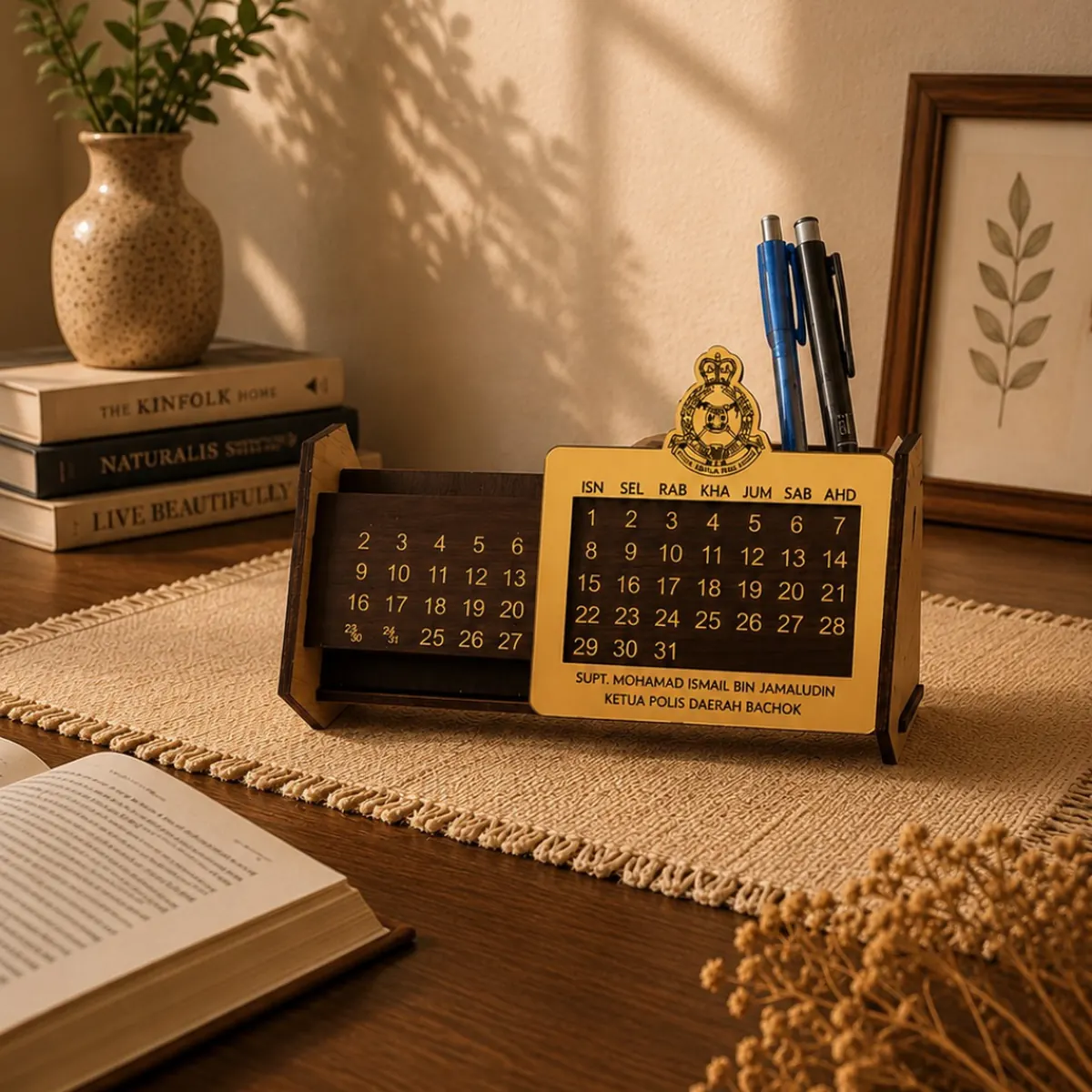 Kalendar kekal kayu dengan bekas pen dan jata